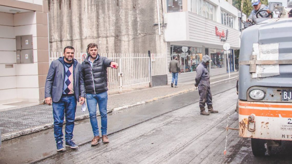 AVANZA LA REPAVIMENTACIÓN DE LA CÉNTRICA CALLE SAN MARTÍN EN USHUAIA AVANZA LA REPAVIMENTACIÓN DE LA CÉNTRICA CALLE SAN MARTÍN EN USHUAIA
