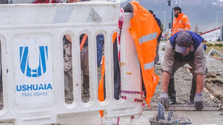 CONTINÚAN LOS TRABAJOS DE RECONSTRUCCIÓN DE VEREDAS EN LA AVENIDA MAIPÚ