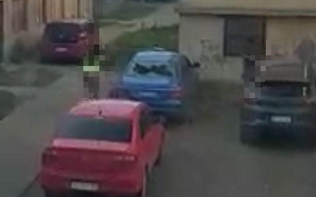 Una Cabo De La Policía Fue Filmada En Un Patio Interno De Chacra II Destruyendo El Vehículo De Su Pareja