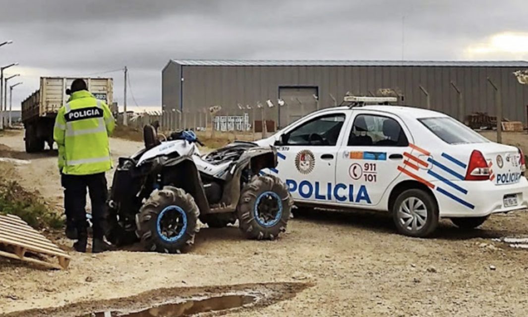Dos menores trasladados al Hospital al chocar en cuatri contra una camioneta