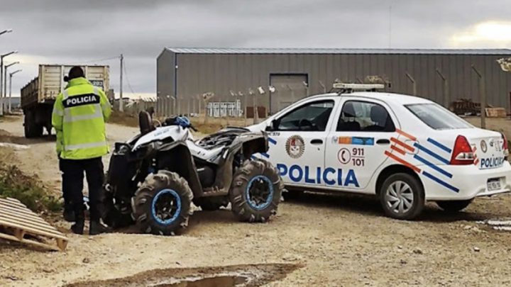 Dos menores trasladados al Hospital al chocar en cuatri contra una camioneta