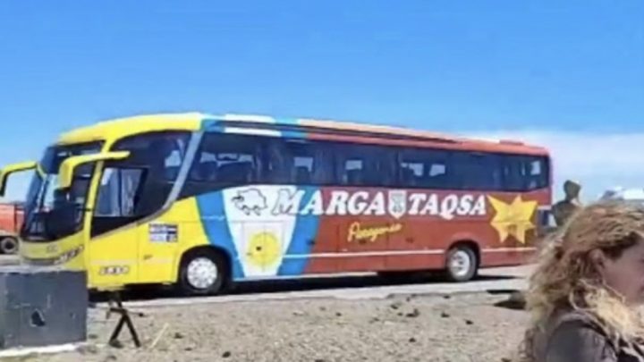 Otra vez un colectivo varado en el frontera por problema con los papeles