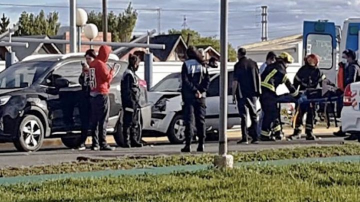 Choque con una conductora trasladada al Hospital