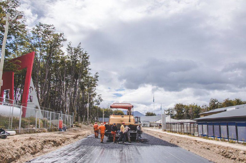 PAVIMENTARON LA CALLE 11 DE SEPTIEMBRE EN EL BARRIO ALAKALUFES, PARA FACILITAR EL ACCESO A LOS ESTABLECIMIENTOS EDUCATIVOS PAVIMENTARON LA CALLE 11 DE SEPTIEMBRE EN EL BARRIO ALAKALUFES, PARA FACILITAR EL ACCESO A LOS ESTABLECIMIENTOS EDUCATIVOS