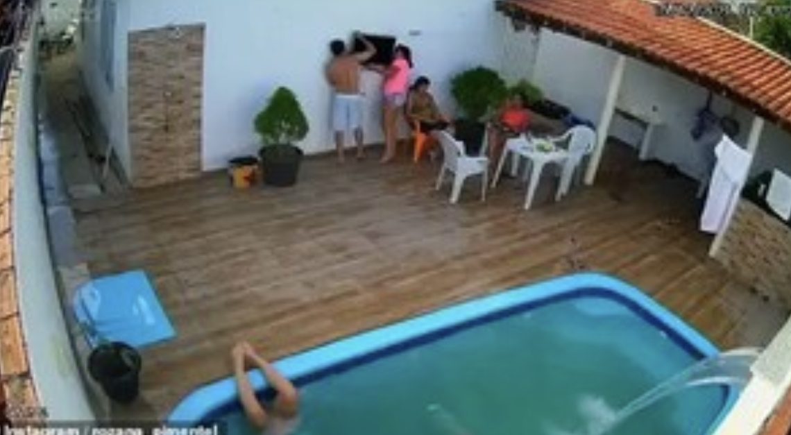Video: El Momento Que Una Nena De 13 Años Queda Atrapada Por El Pelo En El Filtro De Una Pileta Video: El Momento Que Una Nena De 13 Años Queda Atrapada Por El Pelo En El Filtro De Una Pileta