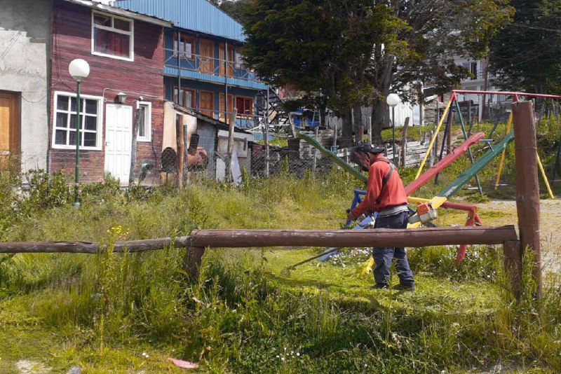 ES PERMANENTE EL TRABAJO DEL ÁREA DE PUESTA EN VALOR DE ESPACIOS PÚBLICOS DE LA MUNICIPALIDAD DE USHUAIA ES PERMANENTE EL TRABAJO DEL ÁREA DE PUESTA EN VALOR DE ESPACIOS PÚBLICOS DE LA MUNICIPALIDAD DE USHUAIA