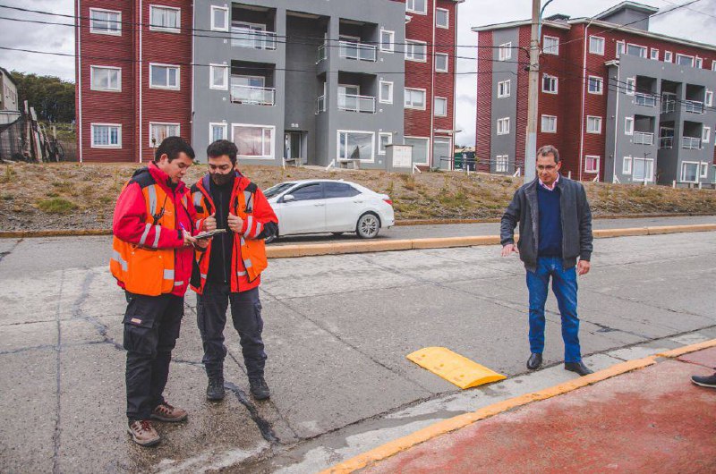 LA MUNICIPALIDAD DE USHUAIA COLOCÓ DOS REDUCTORES DE VELOCIDAD EN YRIGOYEN LA MUNICIPALIDAD DE USHUAIA COLOCÓ DOS REDUCTORES DE VELOCIDAD EN YRIGOYEN