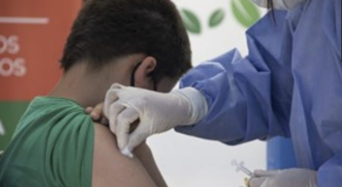 Advierten que los niños vacunados con Sinopharm «no tendrán inmunidad» en marzo ante Ómicron