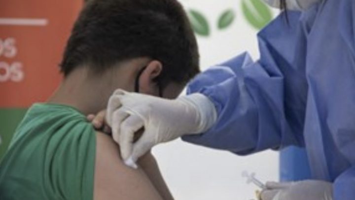 Advierten que los niños vacunados con Sinopharm «no tendrán inmunidad» en marzo ante Ómicron