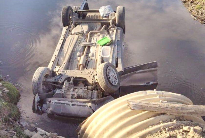 Cinco personas cayeron al agua en un vehículo y resultan ilesas