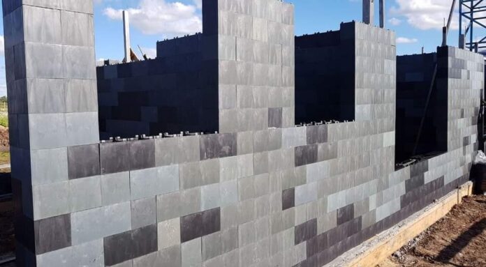 Un emprendedor argentino fabrica ladrillos de plástico que permiten construir casas como Rasti Un emprendedor argentino fabrica ladrillos de plástico que permiten construir casas como Rasti