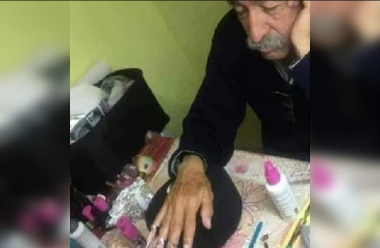 Un papá se dejó poner uñas postizas para que su hija pueda aprobar un examen