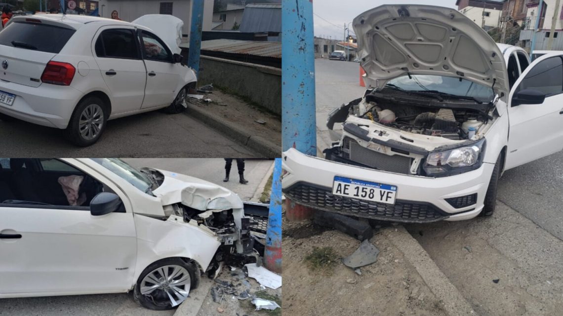 Vehículo con tres jóvenes alcoholizados choca contra un poste
