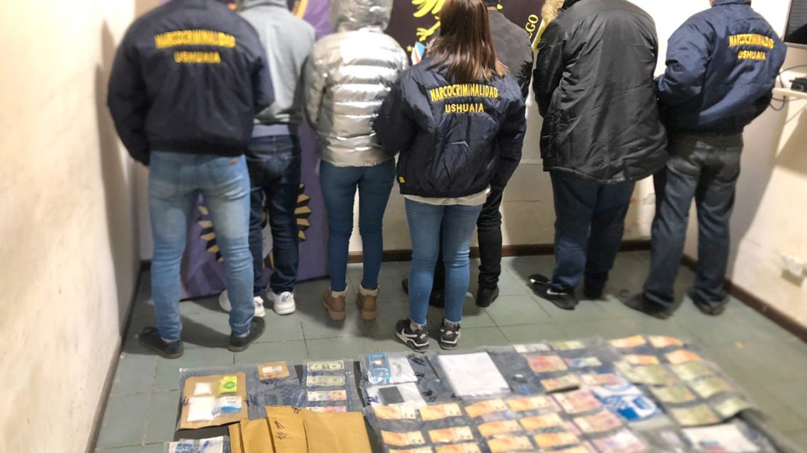 Sorprenden a tres hombres y una mujer vendiendo cocaína en la calle