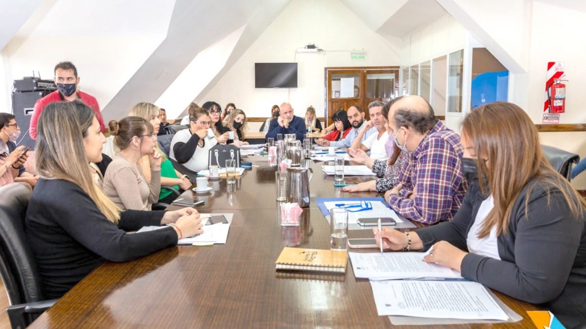 La regulación del ejercicio de cosmetología y estética continúa en análisis en el Parlamento