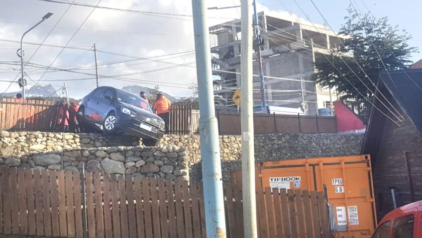 Ebrio chocó y quedó pendiendo con su vehículo en el aire
