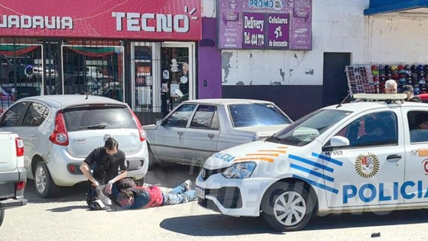 Dos cacos intentaron arrebatarle el dinero de su pensión a un sexagenario