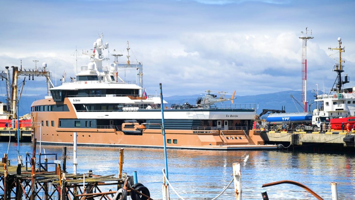 El primer yate rompehielos del mundo perdió un ancla y no pudo zarpar a la Antártida