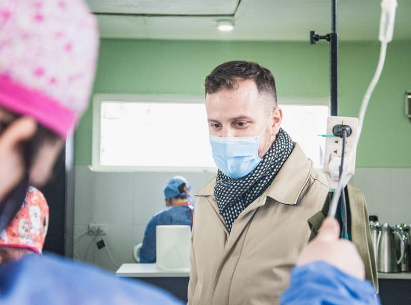 Corradi: “Solo la vacuna permite transitar la enfermedad sin complicaciones”