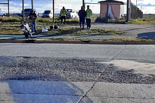 Pareja de motociclista lesionada al derrapar en una mancha de aceite Pareja de motociclista lesionada al derrapar en una mancha de aceite