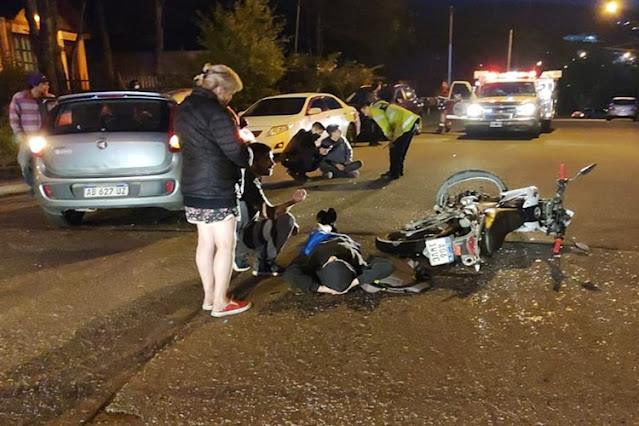 Choque en el barrio Andino, motociclista y acompañante lesionados