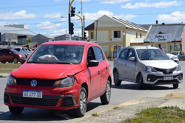 Choque entre Etios y Gol con ambas conductoras trasladadas al Hospital