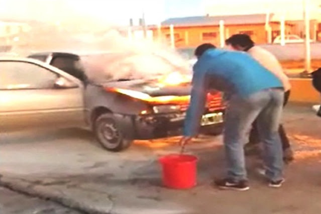 Incendio de un Volkswagen Gol