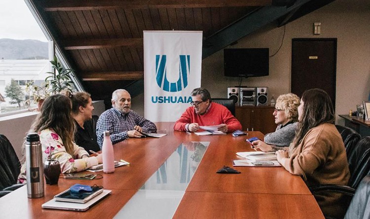 La Municipalidad de Ushuaia trabaja en conjunto con miembros de la Sociedad Italiana La Municipalidad de Ushuaia trabaja en conjunto con miembros de la Sociedad Italiana