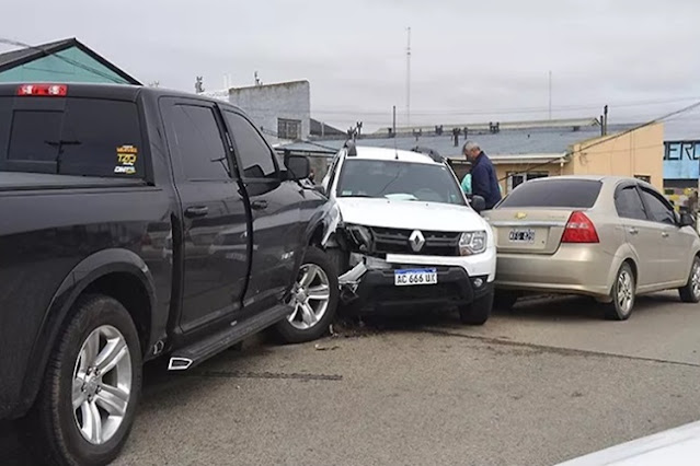 Triple choque sin lesionados Triple choque sin lesionados