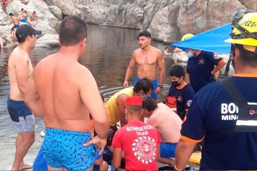 Le pidió a su pareja que le saque una foto haciendo un clavado y al salir del agua murió