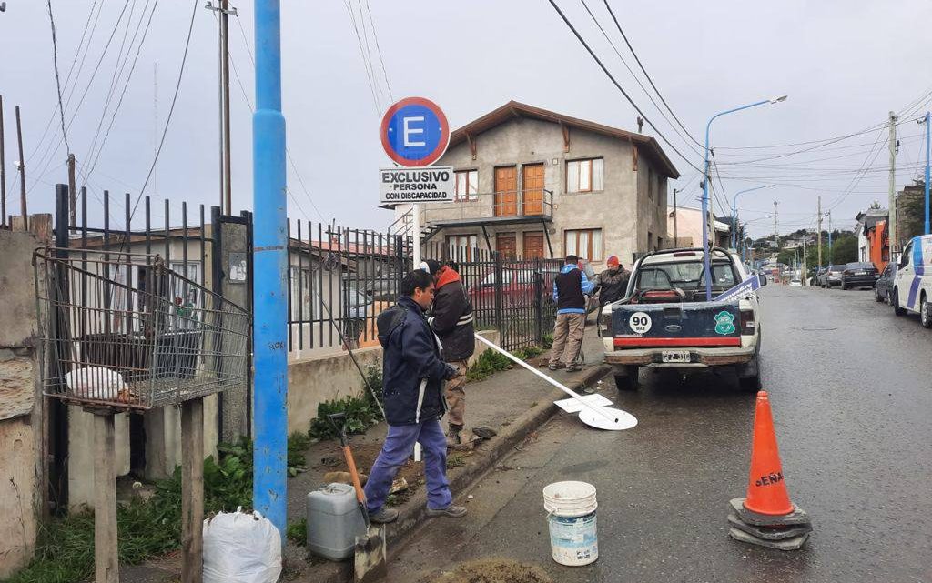 LA MUNICIPALIDAD DE USHUAIA COLOCÓ CARTELERÍA EN HIPÓLITO YRIGOYEN PARA ADVERTIR SOBRE LOS REDUCTORES DE VELOCIDAD