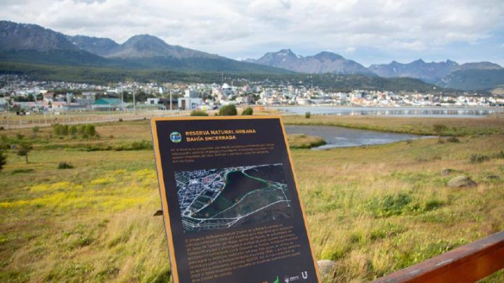 LA MUNICIPALIDAD DE USHUAIA RENOVÓ LA CARTELERÍA EN LA RESERVA NATURAL BAHÍA ENCERRADA