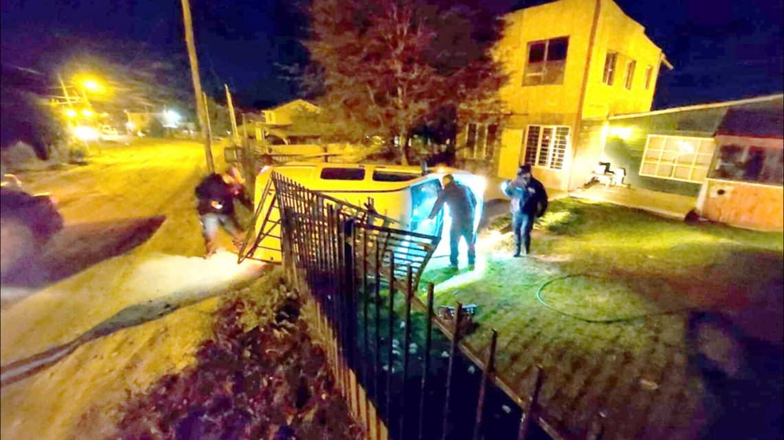Ebrio volcó con su vehículo dentro de un patio Ebrio volcó con su vehículo dentro de un patio