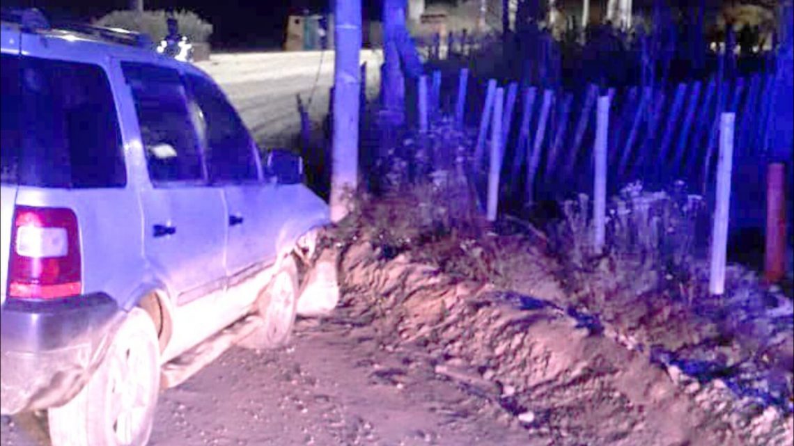 Ebrio y sin carnet, colisionó contra un poste de luz