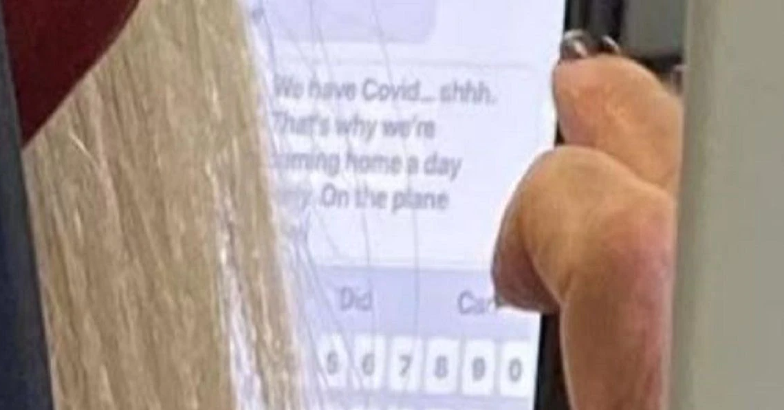 “Tenemos Covid, shhh”, leyó el mensaje de una mujer confesando que estaba infectada a bordo del avión