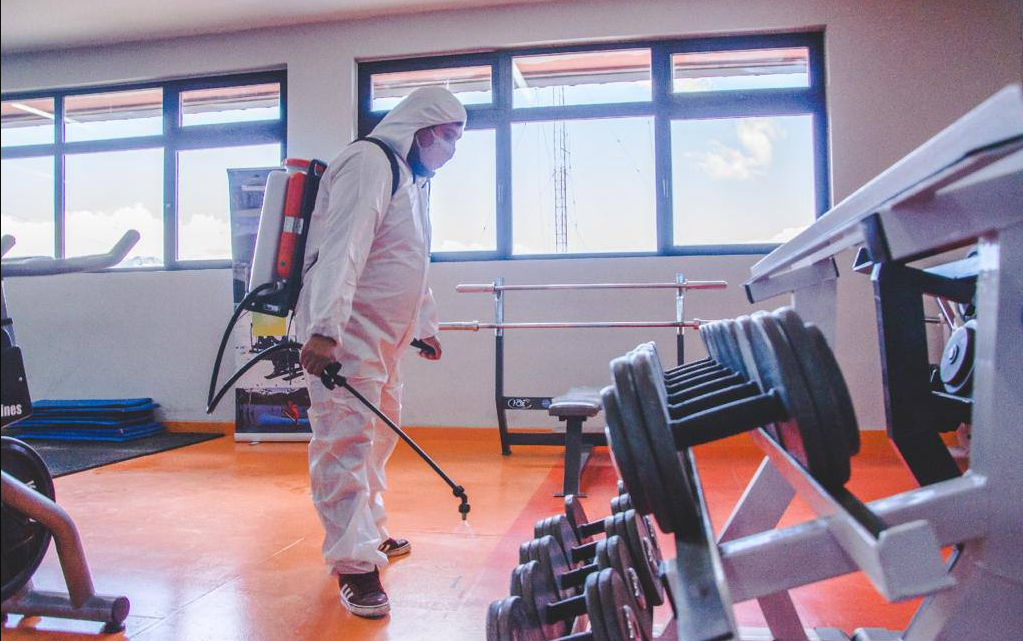 LA MUNICIPALIDAD REALIZA LA DESINFECCIÓN INTEGRAL Y PERIÓDICA DE LOS ESPACIOS DEPORTIVOS Y COLONIAS DE VERANO