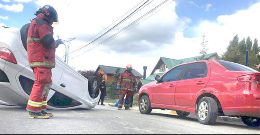 Vehículo termina su marcha con las cuatro ruedas hacia arriba