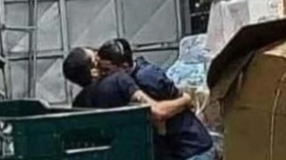 Atrapó a su marido muy «mimoso» con su compañero de trabajo y lo escrachó en las redes: insólitos memes y reacciones