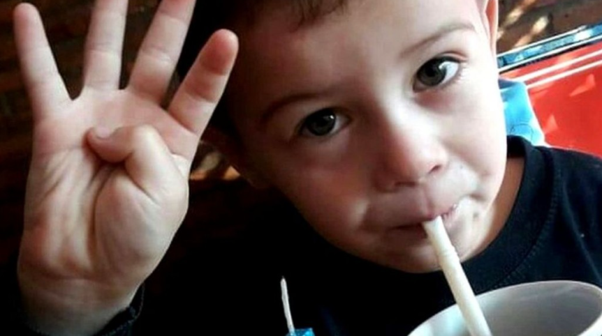 Un video muestra cómo la madre de Lucio Dupuy oculta el llanto de su hijo con reguetón