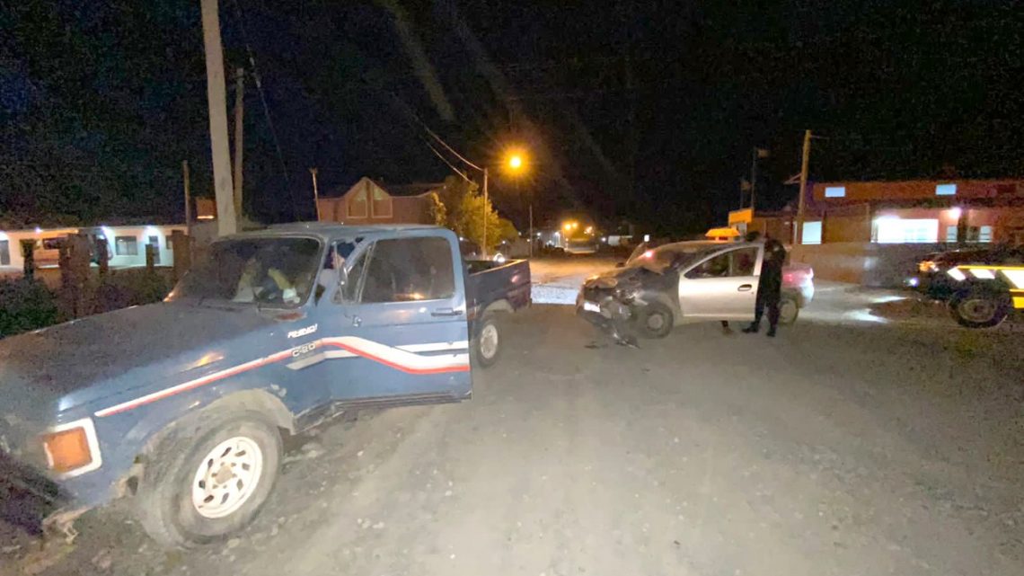 Choque entre una camioneta y un automóvil no arroja lesionados