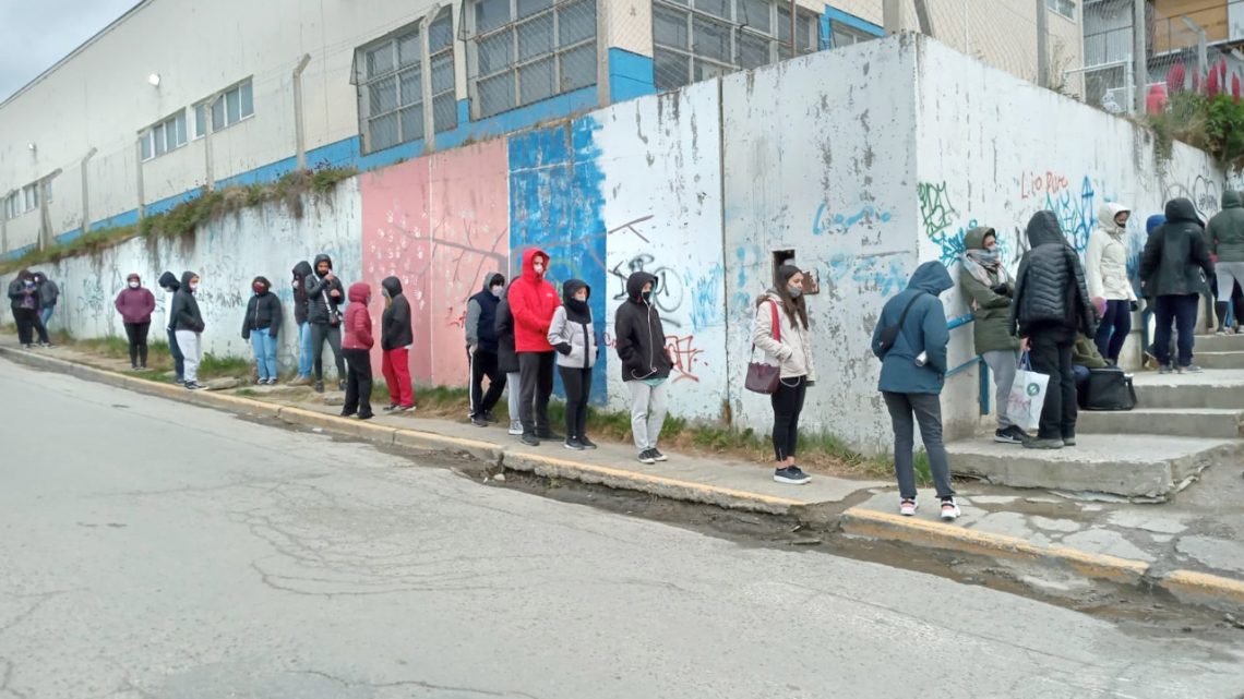 Colas en Ushuaia de hasta 6 cuadras para hisoparse Colas en Ushuaia de hasta 6 cuadras para hisoparse