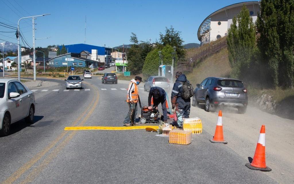 Colocan reductores de velocidad sobre la avenida Héroes de Malvinas frente al Polivalente de Arte