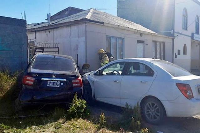 Triple choque sin lesionados, vehiculos terminaron contra una vivienda