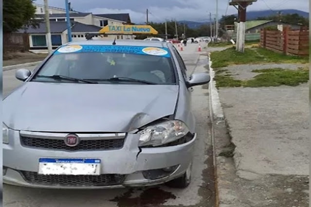 Taxi choco contra una columna de alumbrado