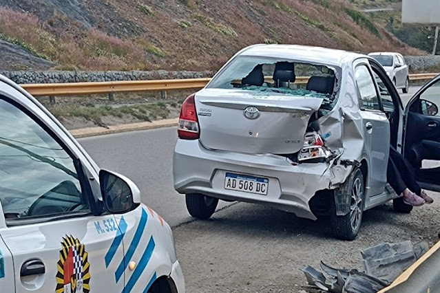 Choque sin lesionados entre una Hilux y un Etios