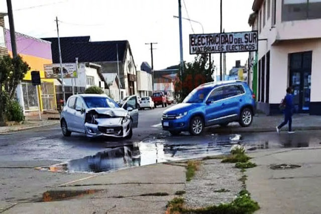 Choque entre un Peugeot y un Volkswagen una mujer lesionada