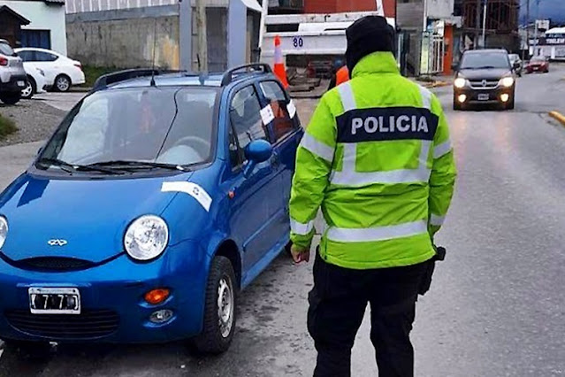 Cinco mujeres evadieron control de transito y al ser detenidas dejaron el auto y se fueron a pie Cinco mujeres evadieron control de transito y al ser detenidas dejaron el auto y se fueron a pie