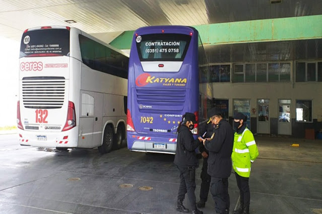 Colectivos con turistas varados, luego de ser rechazados en Chile por múltiples casos de Covid