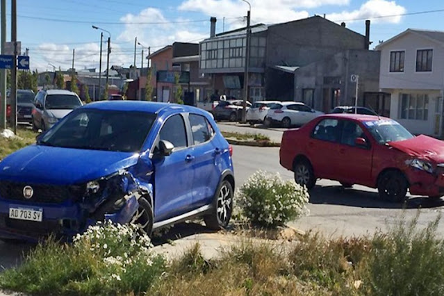 Choque entre dos Fiat con una mujer trasladada al Hospital