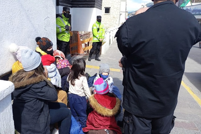 Mujeres se encadenaron en Casa de Gobierno reclaman vivienda